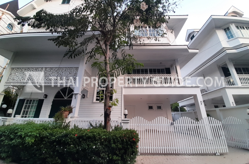 House with Shared Pool in Sukhumvit 